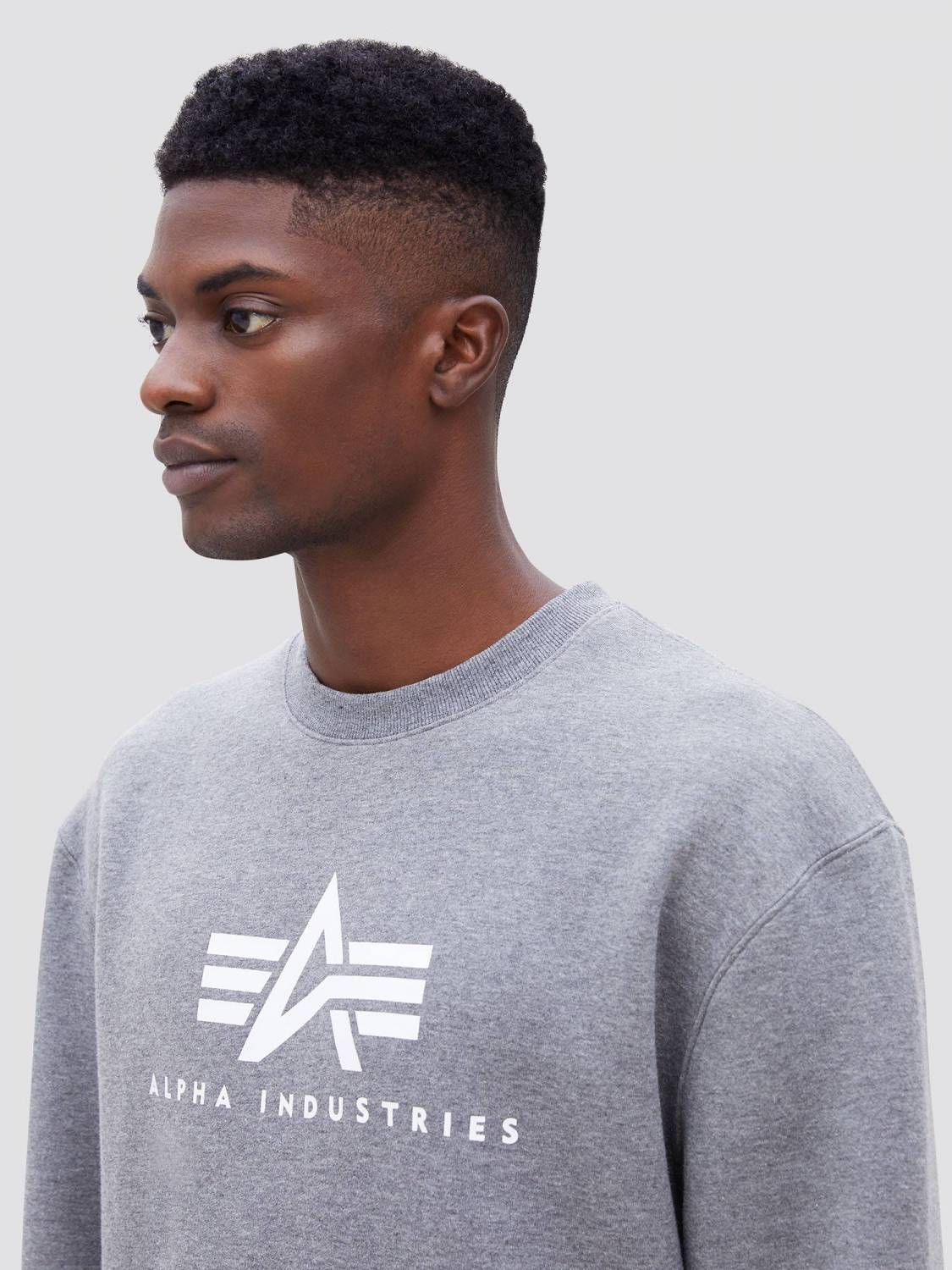 Свитшот / Толстовка "Basic Logo Crewneck" (Medium Charcoal Heather) Alpha Industries