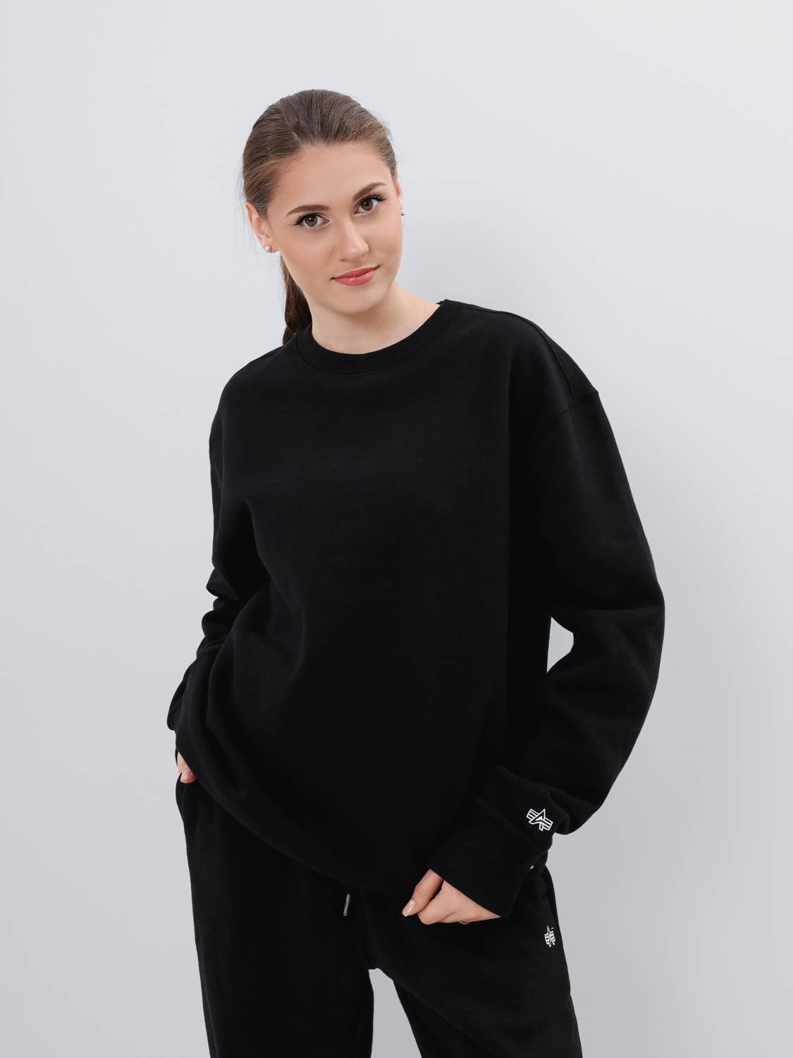 Свитшот / Толстовка "Essential Crewneck" (Black) Alpha Industries