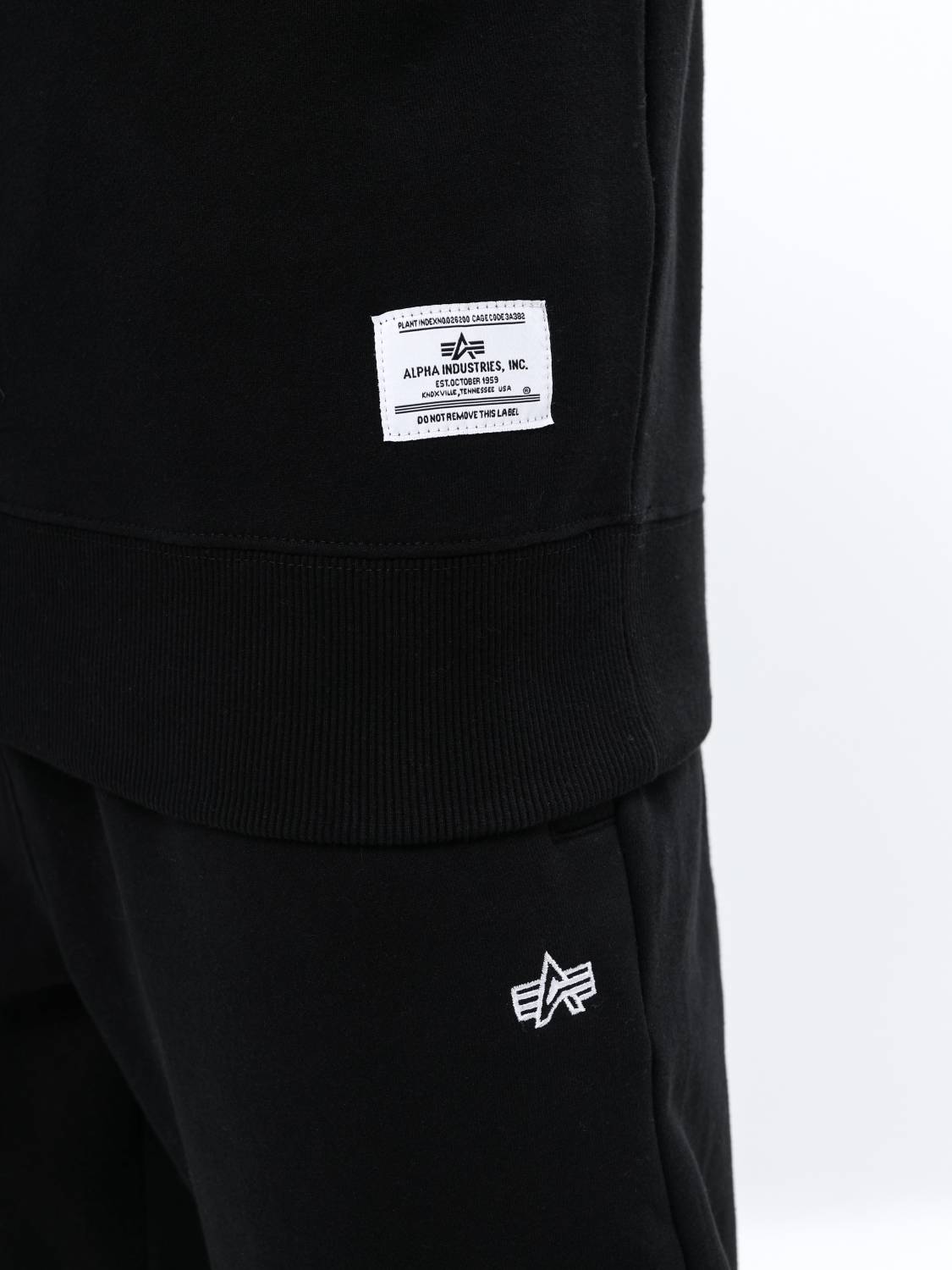 Свитшот / Толстовка "Essential Crewneck" (Black) Alpha Industries