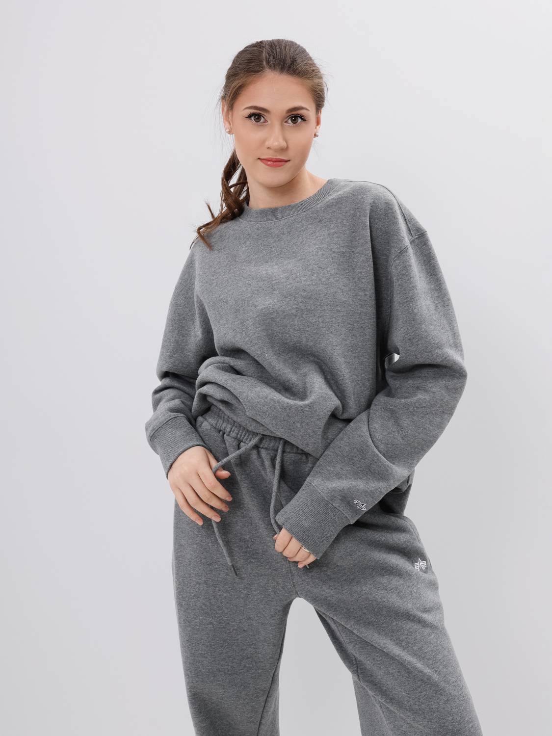Свитшот / Толстовка "Essential Crewneck" (Medium Charcoal Heather) Alpha Industries
