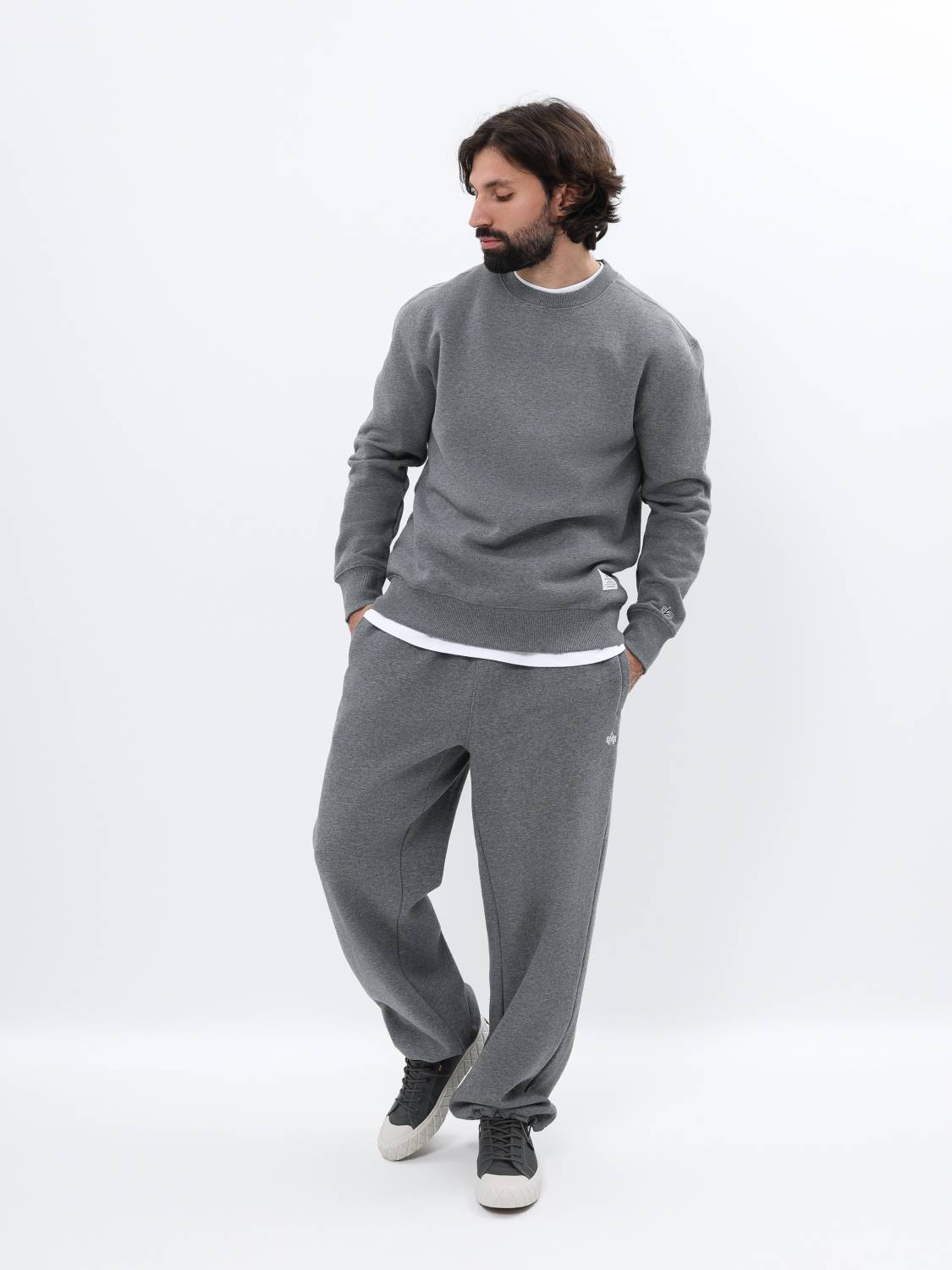 Свитшот / Толстовка "Essential Crewneck" (Medium Charcoal Heather) Alpha Industries