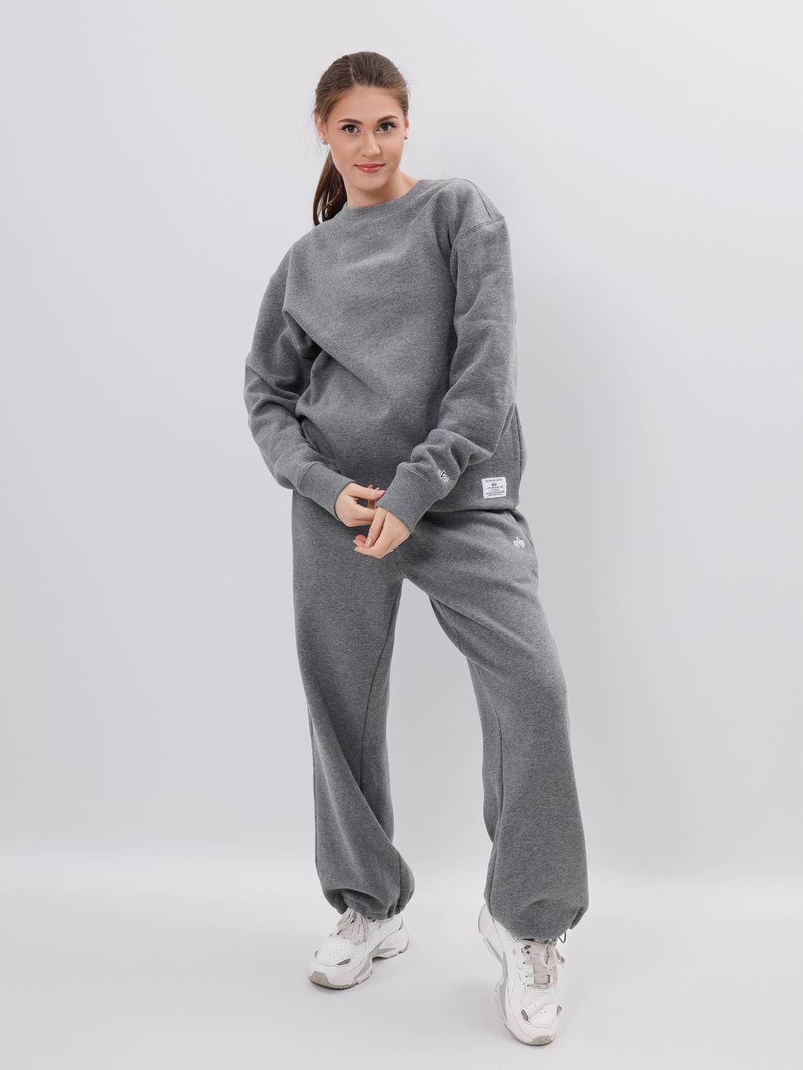 Свитшот / Толстовка "Essential Crewneck" (Medium Charcoal Heather) Alpha Industries