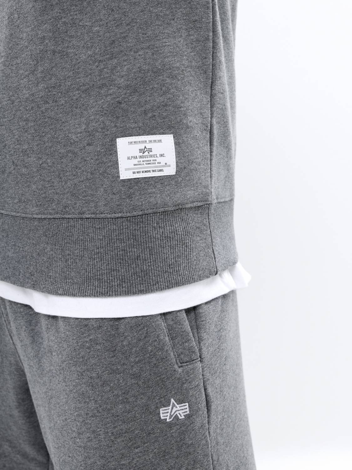 Свитшот / Толстовка "Essential Crewneck" (Medium Charcoal Heather) Alpha Industries