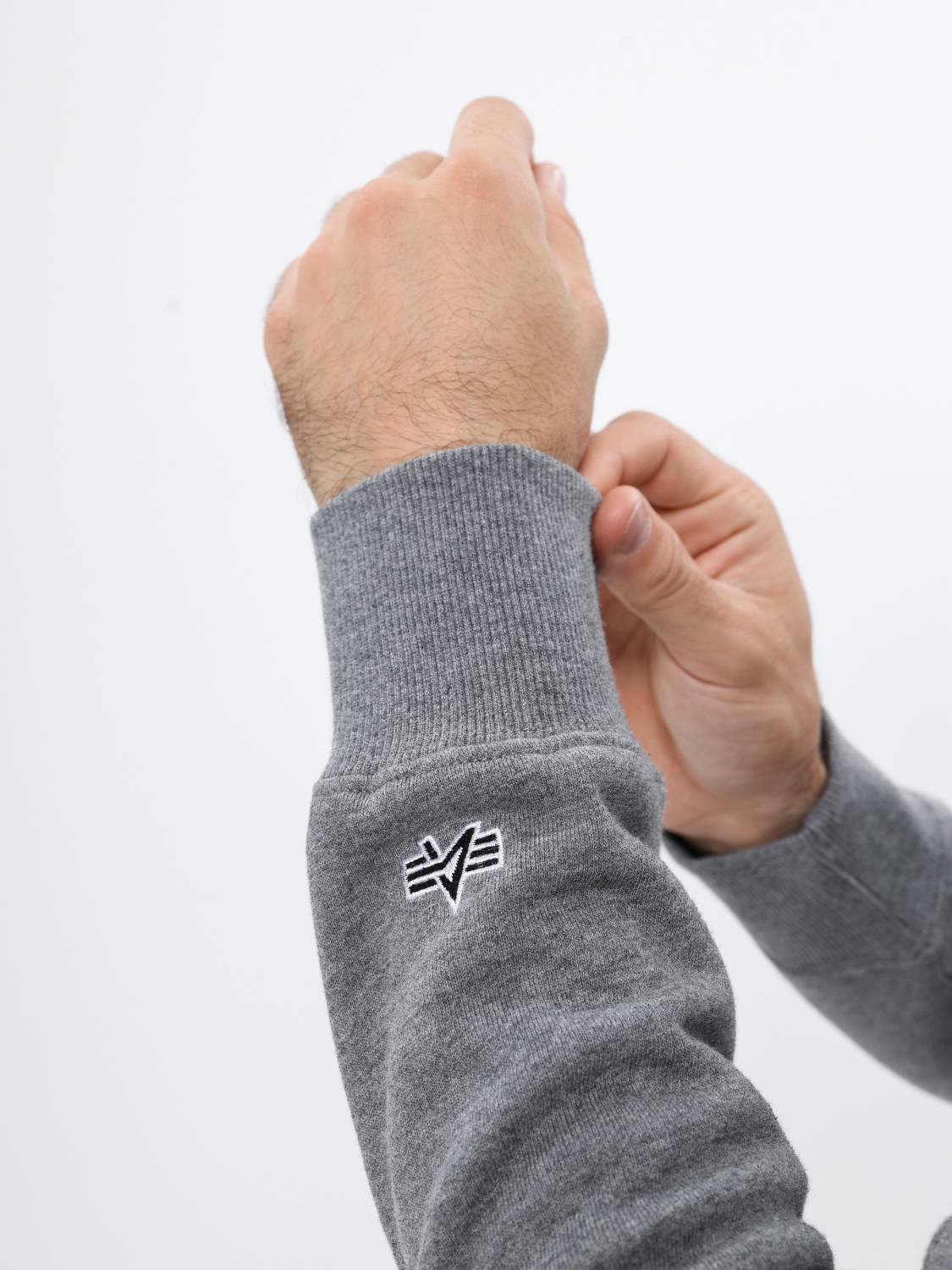 Свитшот / Толстовка "Essential Crewneck" (Medium Charcoal Heather) Alpha Industries