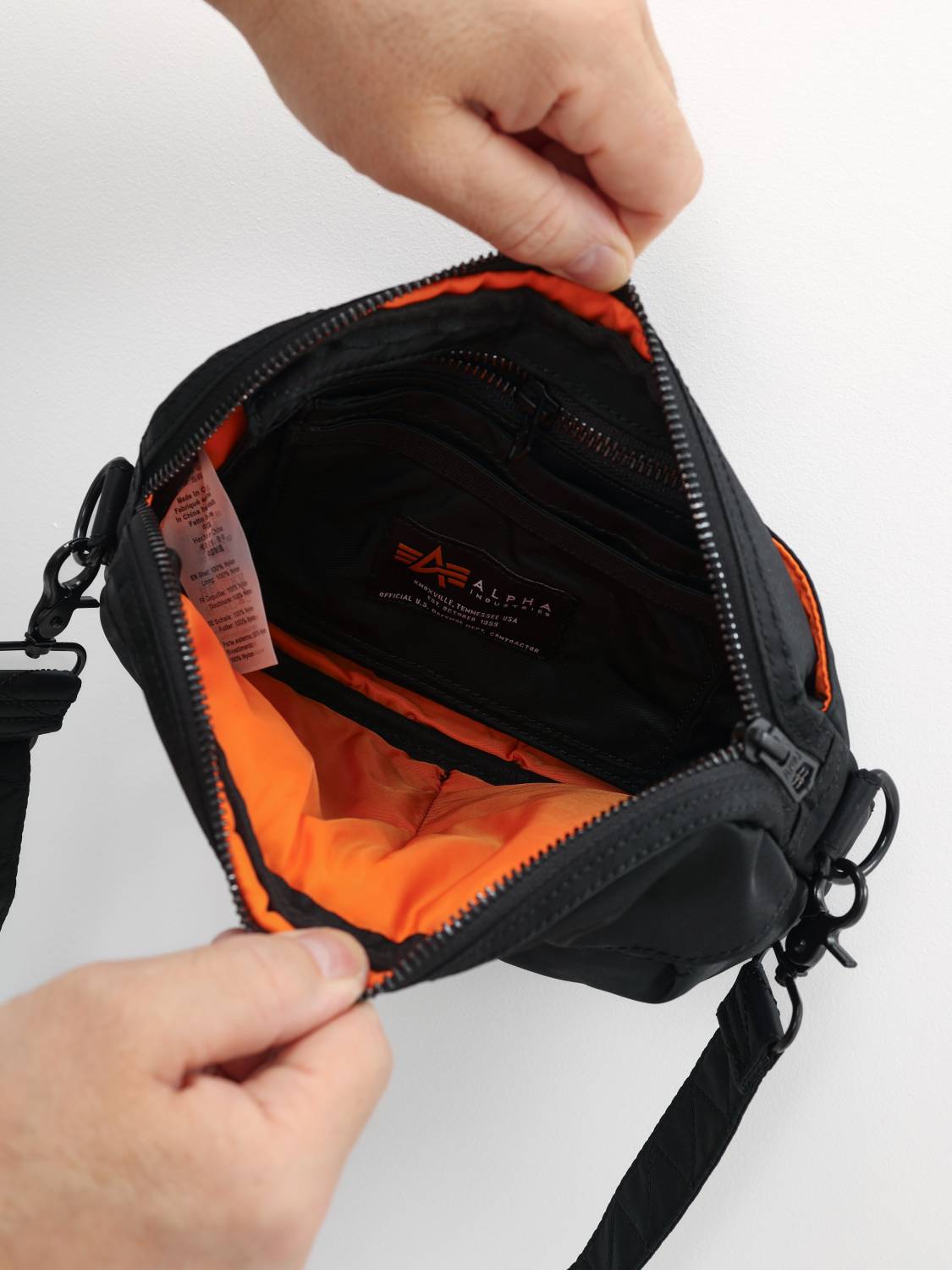 Сумка через плечо "Nylon Messenger Bag" (Black) Alpha Industries Сумка через плечо "Nylon Messenger Bag" (Black) Alpha Industries