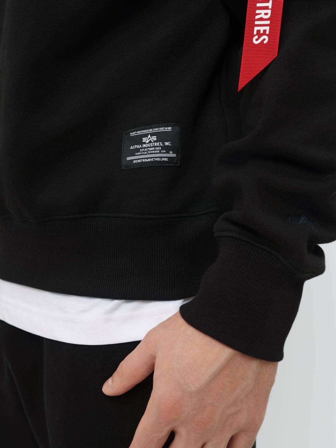 Свитшот / Толстовка "Utility Pocket Crewneck" (Black) Alpha Industries