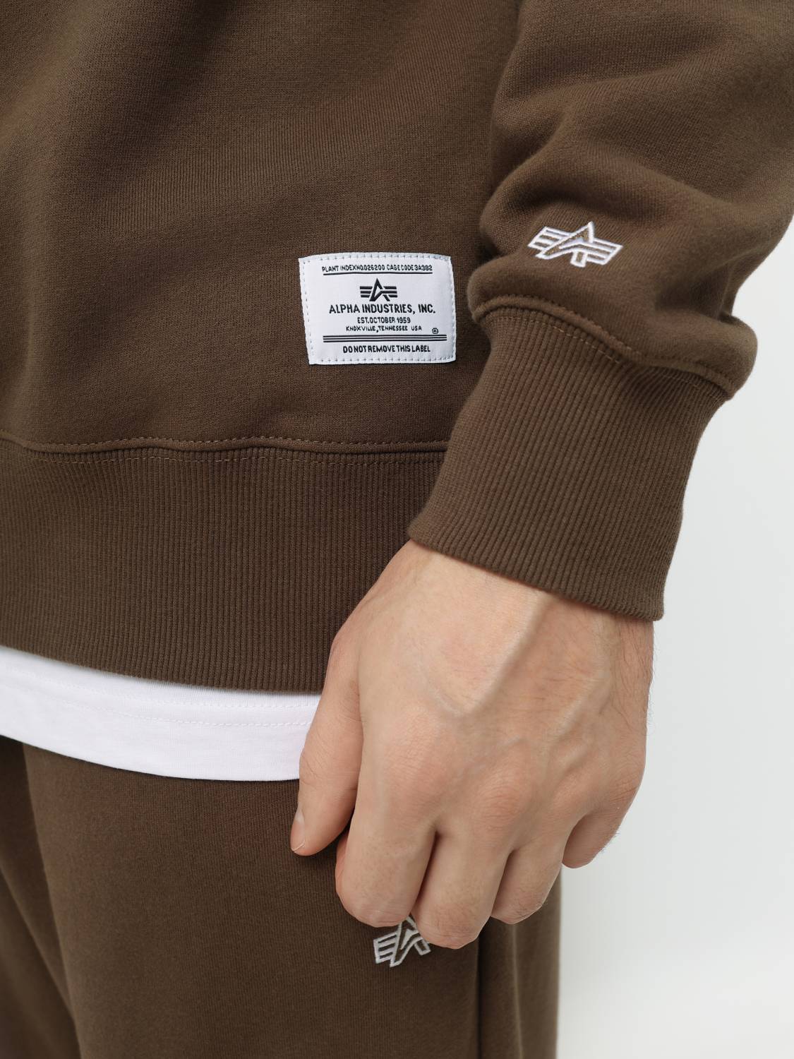 Свитшот / Толстовка "Essential Crewneck" (Espresso) Alpha Industries