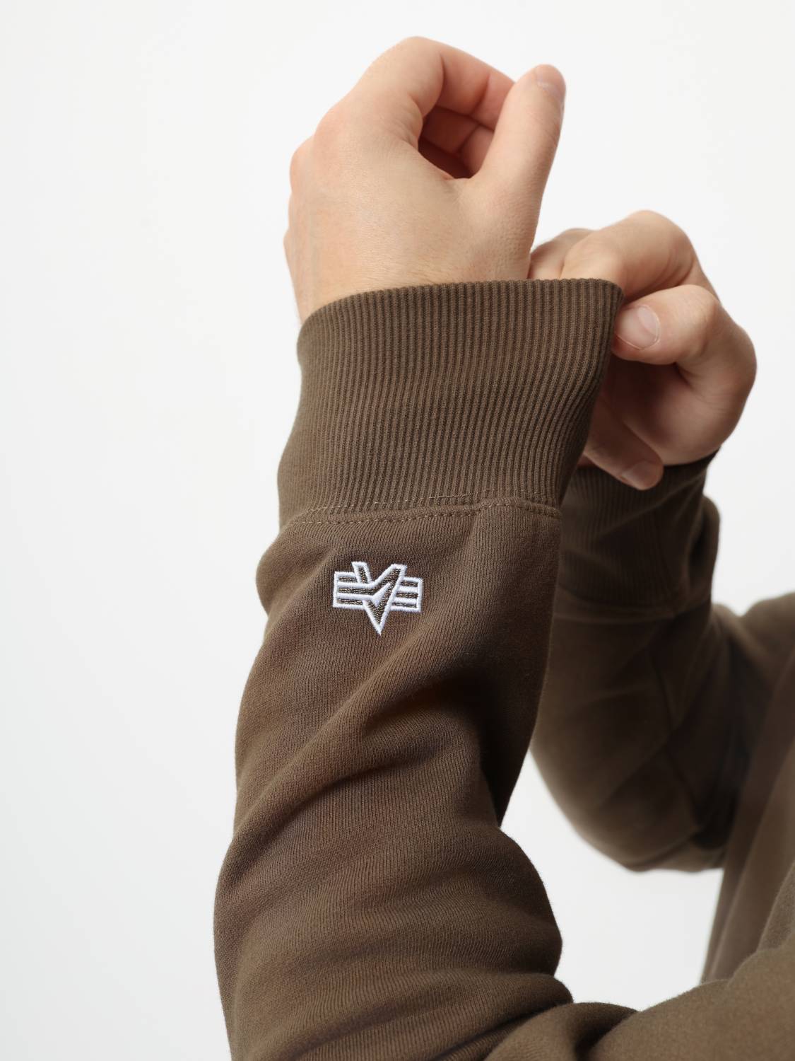 Свитшот / Толстовка "Essential Crewneck" (Espresso) Alpha Industries