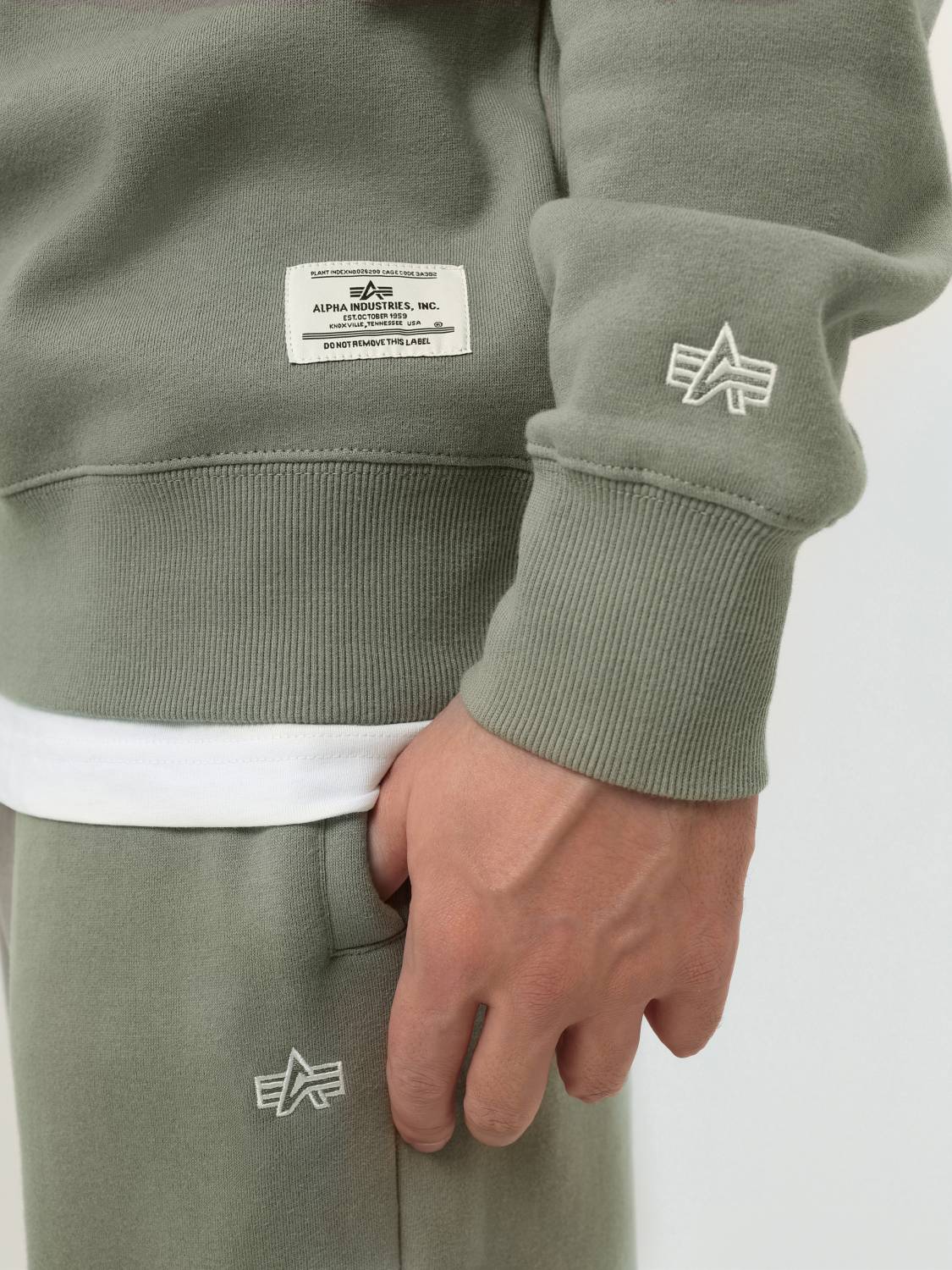 Свитшот / Толстовка "Essential Crewneck" (Mid Gray) Alpha Industries