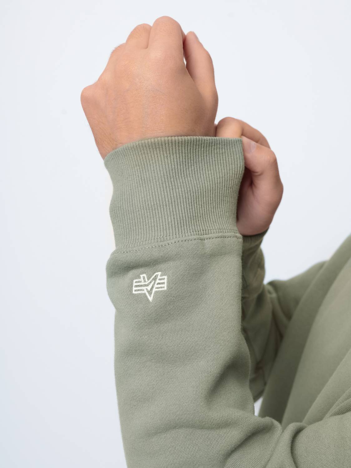 Свитшот / Толстовка "Essential Crewneck" (Mid Gray) Alpha Industries