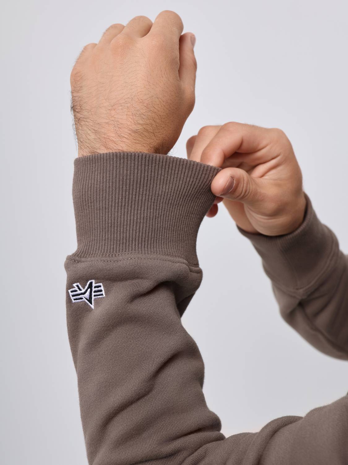 Свитшот / Толстовка "Essential Crewneck" (Coyote Brown) Alpha Industries